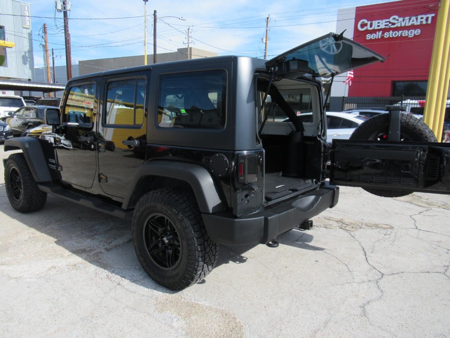 2017 Black /Black Jeep Wrangler UNLIMITED SPORT (1C4BJWDG1HL) with an 3.6L V6 F DOHC 24V engine, Automatic transmission, located at 1511 North Shepherd Dr., Houston, TX, 77008, (281) 657-1221, 29.798361, -95.412560 - 2017 JEEP WRANGLER UNLIMITED SPORT VIN: 1C4BJWDG1HL517754 1 C 4 B J W D G 1 H L 5 1 7 7 5 4 4 DOOR WAGON/SPORT UTILITY 3.6L V6 F DOHC 24V GASOLINE REAR WHEEL DRIVE W/ 4X4 - Photo#16